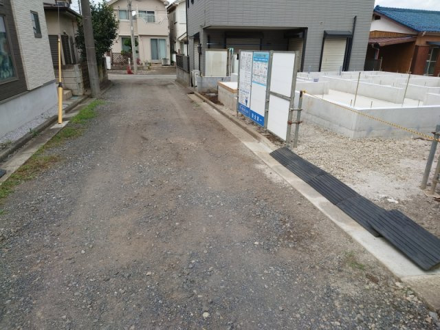 所沢市下安松 全1棟 新築分譲住宅の前面道路含む現地写真