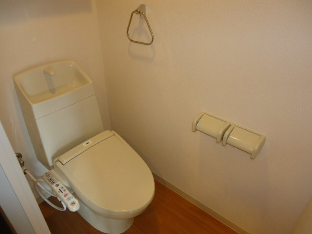 メゾンドショコラ【10,000円キャッシュバック対象物件】のトイレ|コンパクトで使いやすいトイレです
