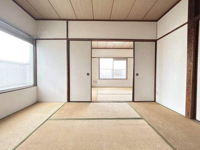 【和室】 | 宝友コーポ | 2面採光で明るい和室。襖を開ければ開放的な空間が広がります。
