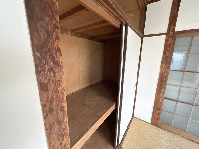 【収納】 | 宝友コーポ | 布団や季節物の収納に便利な、大容量の天袋付き押入。

