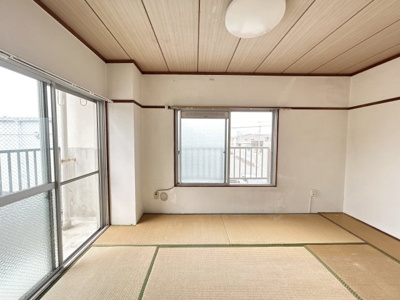 【和室】 | 宝友コーポ | バルコニーに面した和室。２面採光で風通しも良好です。