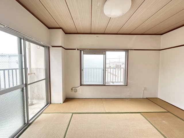 【和室】 | 宝友コーポ | バルコニーに面した和室。２面採光で風通しも良好です。