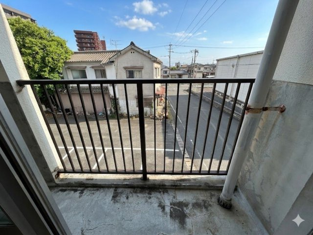 【バルコニー】 | 宝友コーポ | 洗濯物も干せるバルコニー。前面に遮るものがなく開放的。