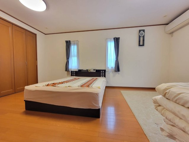 下野市石橋　平成20年築 5LDKの洋室|◆2F洋室11.6帖◆
プライベートバルコニーに繋がる主寝室。ダブルベッドを置いても余裕の広さがあります。
ご夫婦でゆったり過ごせるプライベート空間です。
※2026年6月撮影