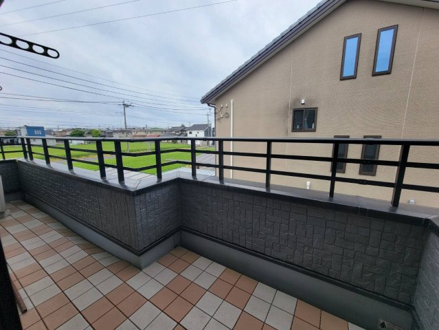 下野市石橋　平成20年築 5LDKのバルコニー|◆ワイドバルコニー◆
バルコニータイルがおしゃれ♪主寝室から繋がるプライベートバルコニーです。角度の変えられる物干し受け標準装備です。
※2026年6月撮影