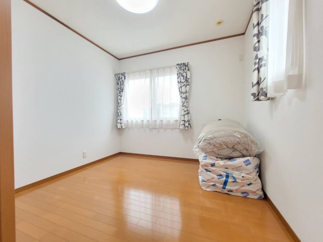 下野市石橋　平成20年築 5LDKの洋室|◆2F洋室B　5.4帖◆
2面採光の明るい居室はお子様用にちょうどいい広さのお部屋です。自分だけの時間を大切にできて勉強にも集中できます。
※2026年6月撮影