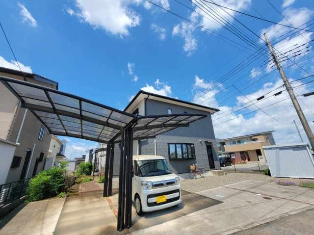 下野市石橋　平成20年築 5LDKの駐車場|◆駐車場◆
北東角地の開放的な立地。カーポート付！お車3台並列駐車可能です。
ご案内は物件に熟知した弊社スタッフにおまかせください。
まずはお気軽にお問合せください。
※2026年8月撮影
