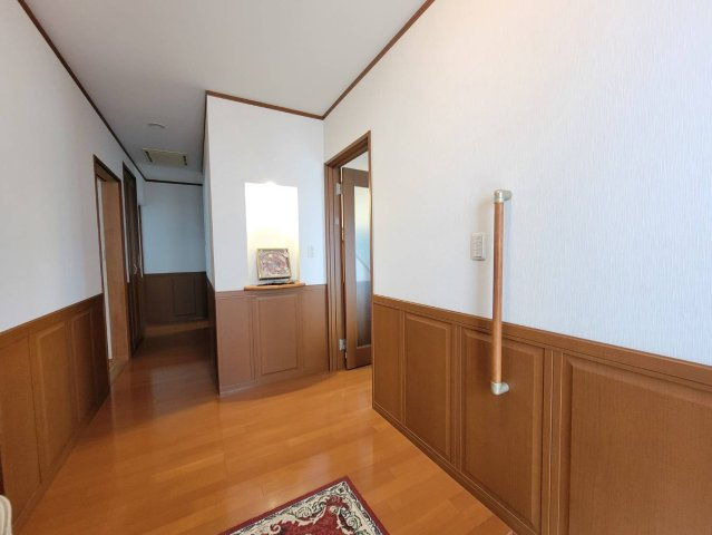 下野市石橋　平成20年築 5LDKの内装|◆玄関ホール◆
広い玄関ホールには手すりを設置。家族の靴が大量にしまえる便利なシューズクローク完備♪空間を有効活用した玄関ニッチには鍵や小物の収納やインテリアを飾り付けたり♪
※2026年6月撮影