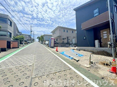【前面道路含む現地写真】 | 厚木市毛利台1丁目　新築分譲住宅  全1棟 | 写真撮影【2026.7】