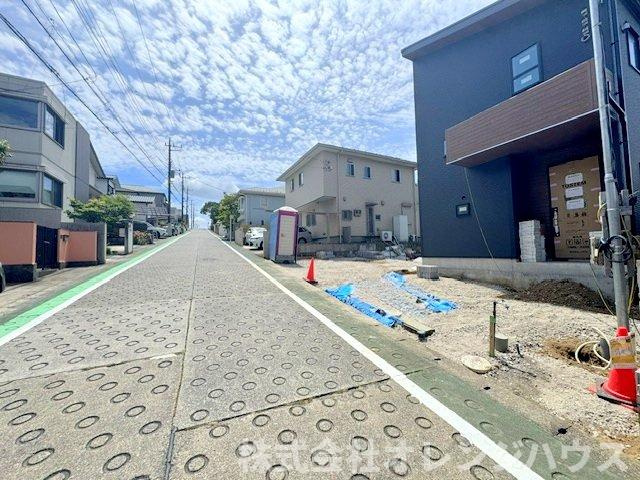 【前面道路含む現地写真】 | 厚木市毛利台1丁目　新築分譲住宅  全1棟 | 写真撮影【2026.7】
