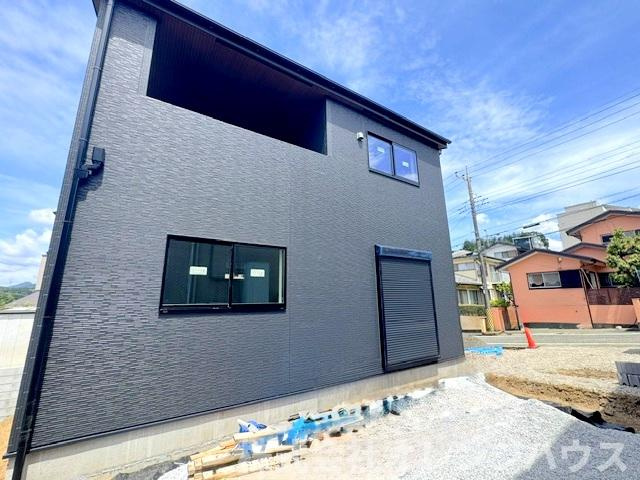 【前面道路含む現地写真】 | 厚木市毛利台1丁目　新築分譲住宅  全1棟 | 詳細は担当スタッフまでお気軽にお問い合わせください。