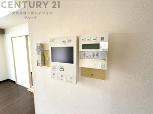 訪問者が来たときにテレビ画面で確認できるため、安心してドアを開けられます。録画機能があるものもあり、留守中に来訪者を記録しておくことができます。利便性が高く、セキュリティ面でも安心です。