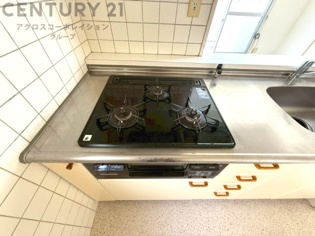 多数の調理器具を同時に使用でき、料理の効率化が可能。省エネで節約になり、様々な料理スタイルに適応できます。また、火力調整が独立しており、手入れや掃除もしやすく、今よりもっとお料理が楽しくなるかも。