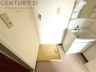 洗濯物の仕分け作業がしやすく、整理整頓が容易になります。洗濯音や湿気を他の部屋に持ち込まず、生活環境を快適に保ちます。上部を活用すれば収納スペースを確保でき洗剤や洗濯用品の整理もしやすくなります。