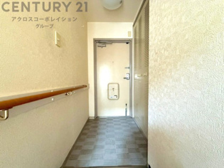 大きな玄関収納付きの玄関です　家族皆様の履物をしっかり収納できます
