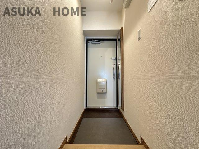 三ツ沢ハイタウン1号棟の玄関|白を基調とした明るい清潔感のある印象の玄関です。気持ちよくお出かけ出来そうです。