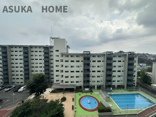 三ツ沢ハイタウン1号棟の展望|大規模マンションならではの大きな敷地が魅力的！プールや広場が有り子育て世代にも◎
