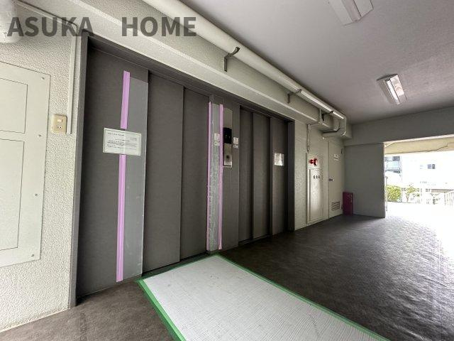三ツ沢ハイタウン1号棟のその他共用部分|朝の忙しい時間に特に嬉しいエレベーターを複数基完備。