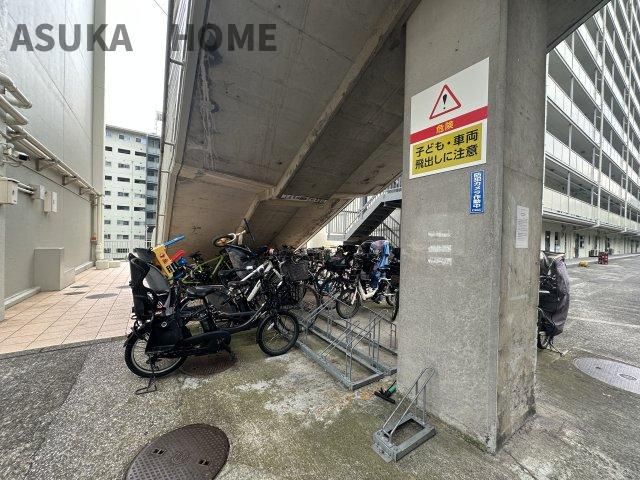 三ツ沢ハイタウン1号棟の駐輪場|大切な自転車を雨から守ってくれる屋根付きの駐輪スペースです。