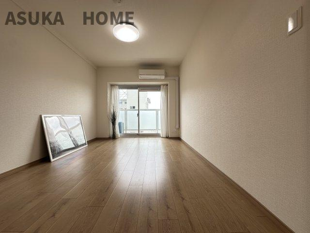 三ツ沢ハイタウン1号棟の洋室|大きく開いた窓からは、明るい陽射しが射し込み風も良く抜けるので心地良い空間になってます