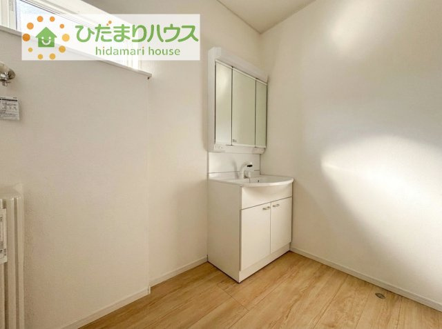 【独立洗面台】 | つくばみらい市小絹第4　新築戸建　5号棟 | 三面鏡の大きな鏡は憧れます(^^♪
鏡の後ろは収納となっていて、細かいものでも収納できるのでスッキリと整理できます！
