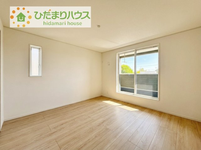 【寝室】 | つくばみらい市小絹第4　新築戸建　5号棟 | 広めの主寝室は、ベッドの他にもパソコンデスクやドレッサーなども置けちゃいます(*^-^*)