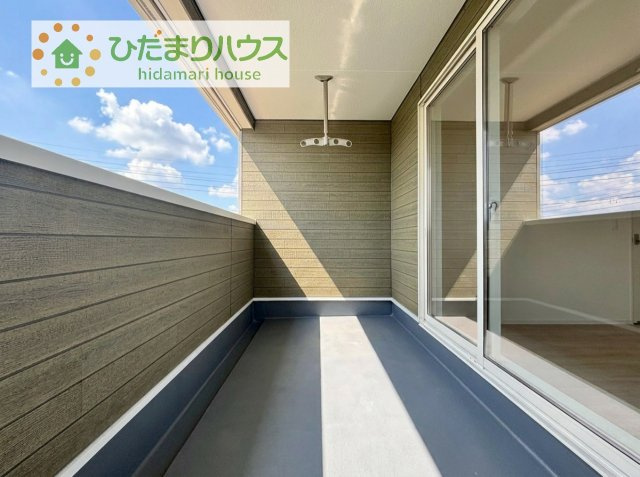 【バルコニー】 | つくばみらい市小絹第4　新築戸建　5号棟 | 広々としたバルコニー。お洗濯物もぜーんぶ干せちゃいます！！
