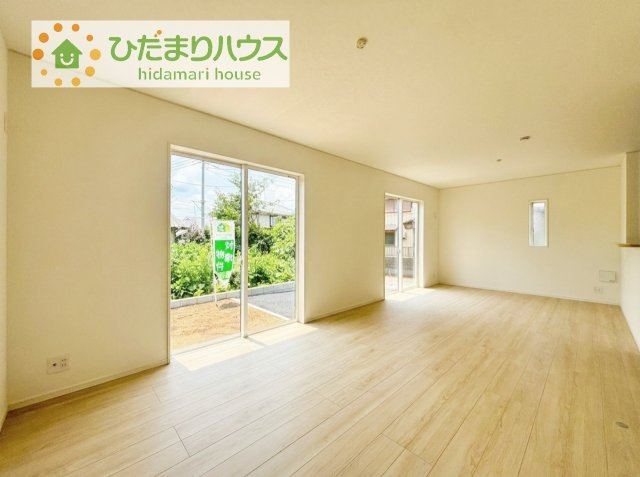 【居間・リビング】 | つくばみらい市小絹第4　新築戸建　5号棟 | お子様が元気に遊べる広々としたリビングです！