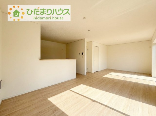 【居間・リビング】 | つくばみらい市小絹第4　新築戸建　5号棟 | リビングの大きな窓からは、暖かな日の光が降り注ぎます・・・