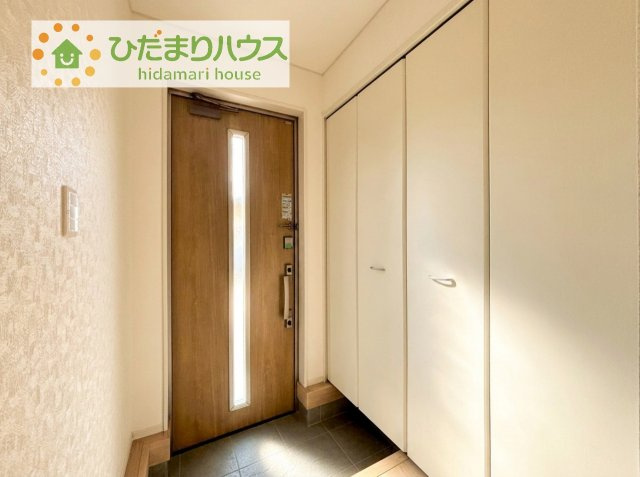 【玄関】 | つくばみらい市小絹第4　新築戸建　5号棟 | 毎日「行ってきます」「ただいま」をいう玄関は明るく光が差し込みます♪
