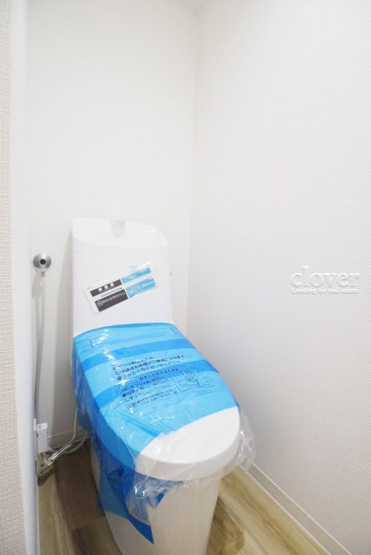 【トイレ】 | 駒形マンション | 温水洗浄便座付き　トイレはもともと個人の領域である自宅の中でも、最もプライベートな空間です。だからこそ、ほしい「落ち着き」がここにあります。～即日のご見学可能～　お問合せはお気軽にどうぞ。