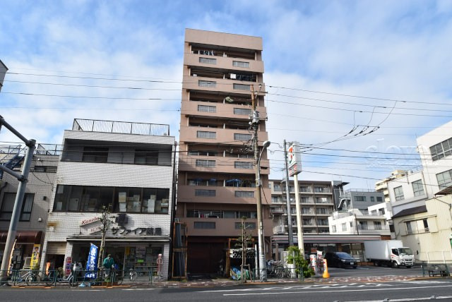 【外観】 | 駒形マンション | 青空によく映える建物です。手入れの行き届いた外壁やマンション正面エントランスなど、綺麗な姿をぜひ一度、現地にてご覧ください。～即日のご見学可能～　お問合せはお気軽にどうぞ。
