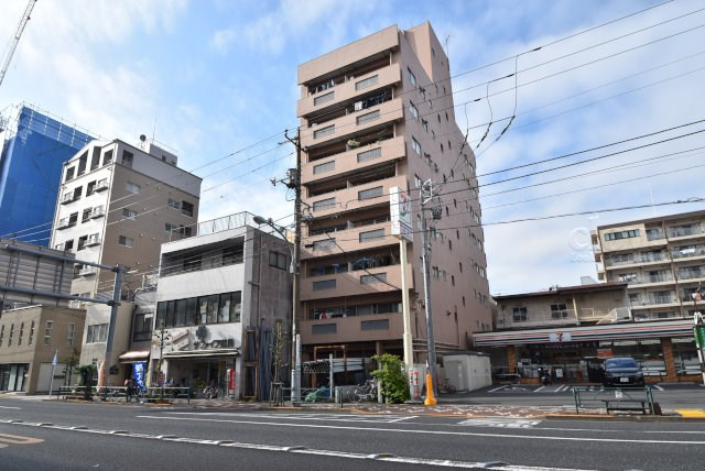 【現況写真】 | 駒形マンション | 前面道路と外観の様子～即日のご見学も可能です！お気軽にお問い合わせください！～