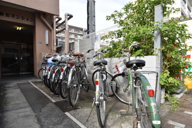 【駐輪場】 | 駒形マンション | 自転車置き場。マンションの共用部にあたります。空きの有無や駐輪料金、各戸の台数制限などについては、改めてお問い合わせください。