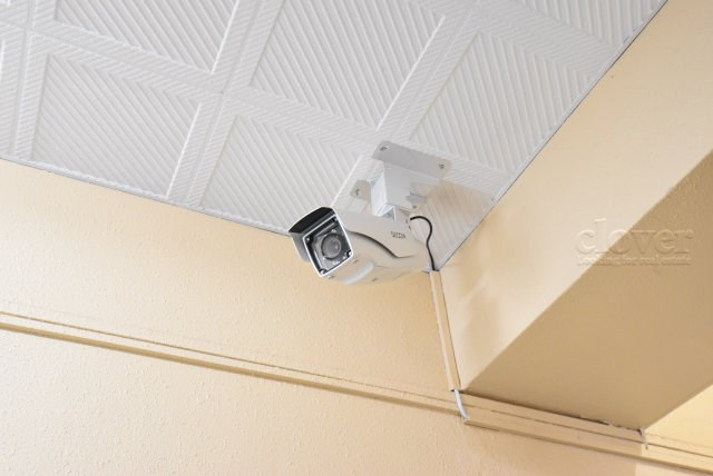 【防犯設備】 | 駒形マンション | 建物や敷地の隅々に目を光らせる防犯カメラが設置されています。現地を見学される際には、カメラの存在やその台数にも意識を払ってみてください。～即日のご見学可能～　お問合せはお気軽にどうぞ。
