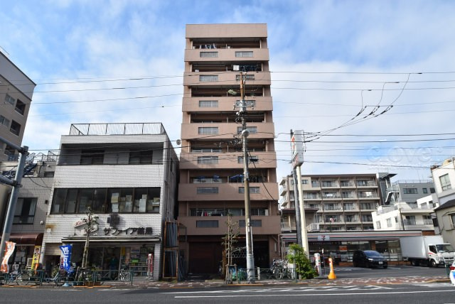 【外観】 | 駒形マンション | 即日のご見学も可能です！お気軽にお問い合わせください！
さほど大きなサイズではありませんが、清潔感があり、好感の持てるマンション外観。ぜひ一度、現地でご覧ください。