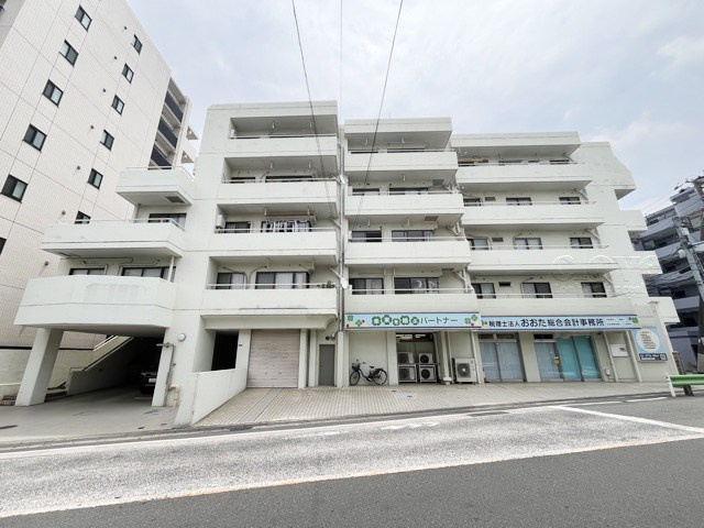 【外観】 | 長原台アーバンハイム | 手入れの行き届いた外壁やエントランスなど、「見ればわかる」レベルで清潔感を保ったマンションです。築年数を感じさせない姿で皆様をお出迎えします。～即日のご見学可能～　お問合せはお気軽にどうぞ。
