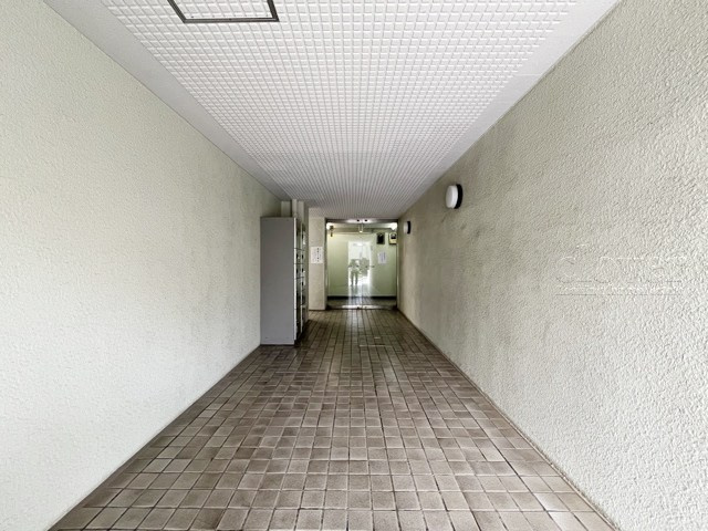 【エントランス】 | 長原台アーバンハイム | お客様を、そして住人を出迎えてくれるマンションのエントランス。ゴミが落ちていないことからも、管理状態の良さや住民の節度の高さが見て取れます。～即日のご見学可能～　お問合せはお気軽にどうぞ。