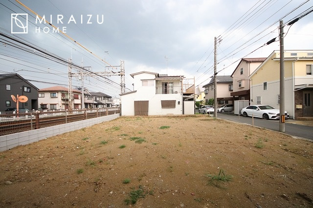 【前面道路含む現地写真】 | お車の運転に自信のない方でも安心かなと思います。とても解放感があり、日当たりも気持ちよさそうです。