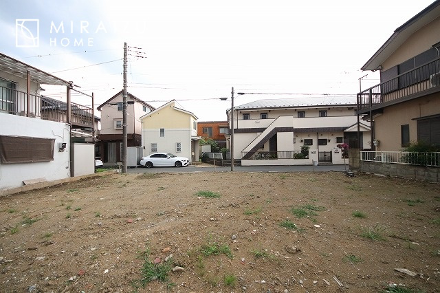 【前面道路含む現地写真】 | 通勤や家族の送迎など、毎日の生活にマイカーが欠かせない方にとって駐車場は大事な条件。敷地内にカースペースがあれば、お出かけやお買い物の際の搬入出も楽々です。