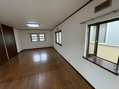 【寝室】 | 北余部　中古戸建 | 【洋室】各部屋約６帖以上あり、十分な広さです。照明付き、フローリング仕上げとなっていてきれいに保たれています。