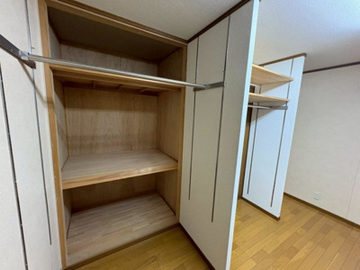【内装】 | 北余部　中古戸建 | 【洋室】２階の洋室１室はウォークインクローゼットとしてお使いになれます。