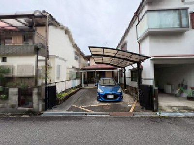 【駐車場】 | 北余部　中古戸建 | 【駐車場】カーポート付駐車場です。雨の日も愛車が濡れにくく安心です。車種によっては２台駐車可能です。