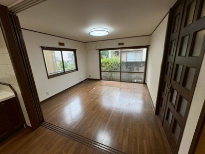 【居間・リビング】 | 北余部　中古戸建 | 広々LDKは約１８帖あり、キッチンダイニングとリビングを仕切ることも可能です。