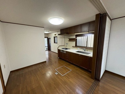 【キッチン】 | 北余部　中古戸建 | ゆとりのサイズのダイニングキッチンは可動式間仕切りでリビングと分割可能です。窓、勝手口もあるキッチンは家事動線がよく家事がはかどります。