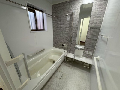 【浴室】 | 北余部　中古戸建 | 広いお風呂は１．６×１．６のゆったりサイズです。窓もあり気持ちよいバスタイムを楽しめます。お風呂のリフォームも承ります。※リフォームには別途費用が発生します。 
