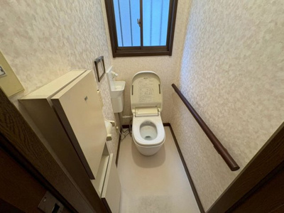【トイレ】 | 北余部　中古戸建 | 温水洗浄便座ですので、寒い日も温かい便座で安心して使用していただけます♪窓もあり換気も可能です。