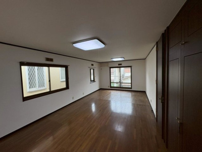 【洋室】 | 北余部　中古戸建 | 【子供部屋】大きめの主寝室はなんと約１４帖の広さです。２部屋に分割するリフォームも承ります。※リフォームには別途費用が発生します。