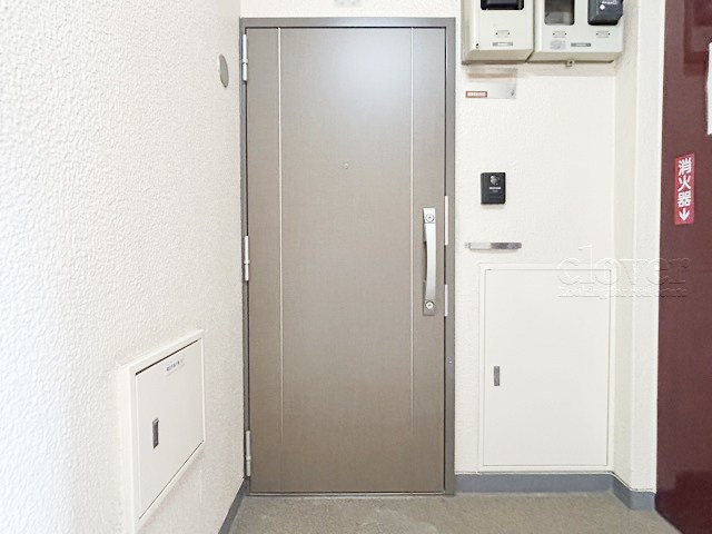 【その他共用部分】 | ライオンズマンション大山西町 | ダブルロック式の玄関ドアが皆様をお出迎え。お部屋のセキュリティの観点からも、うれしい設備ですね。玄関の色もシックで良い感じです。～即日のご見学可能～　お問合せはお気軽にどうぞ。