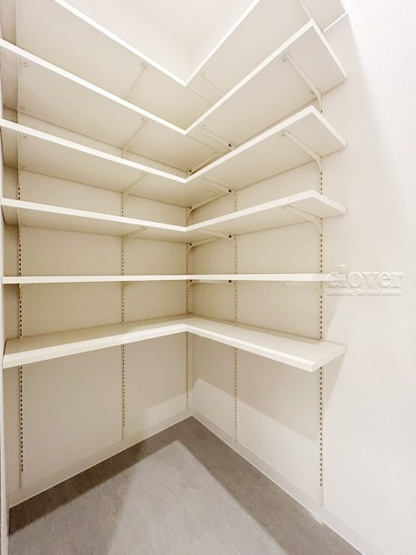 【収納】 | ライオンズマンション大山西町 | 玄関のシューズインクローゼット。棚板は可変式になっているので、靴に限らず大小さまざまな物を収めることが可能です。～即日のご見学可能～　お問合せはお気軽にどうぞ。